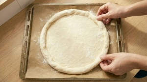 Étape 7: Déroulez ou étalez la pâte à pizza sur une pla...
