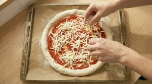 Étape 9: Répartissez généreusement la mozzarella râpée...