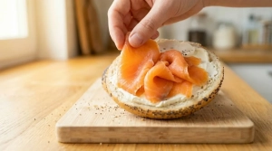 Étape 8: Disposez les tranches de saumon fumé en chiffonna...