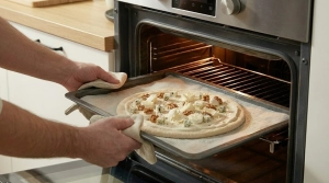 Étape 11: Enfournez la pizza dans le bas du four pour bien s...