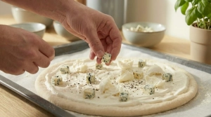 Étape 7: Coupez le gorgonzola en petits dés et dispersez-l...