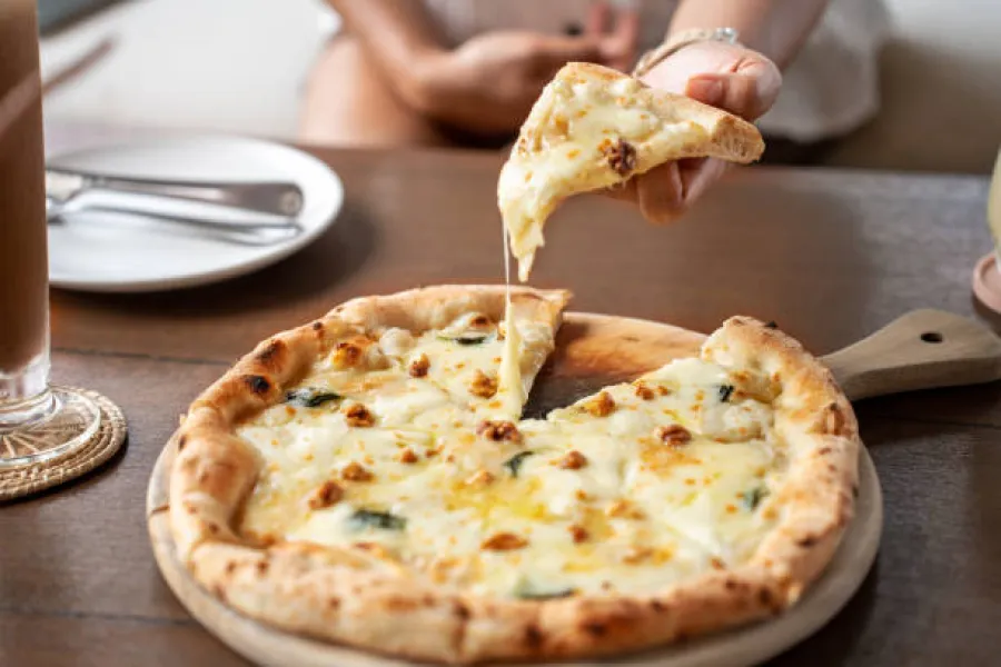 Pizza 4 fromages (Base Blanche & Noix)