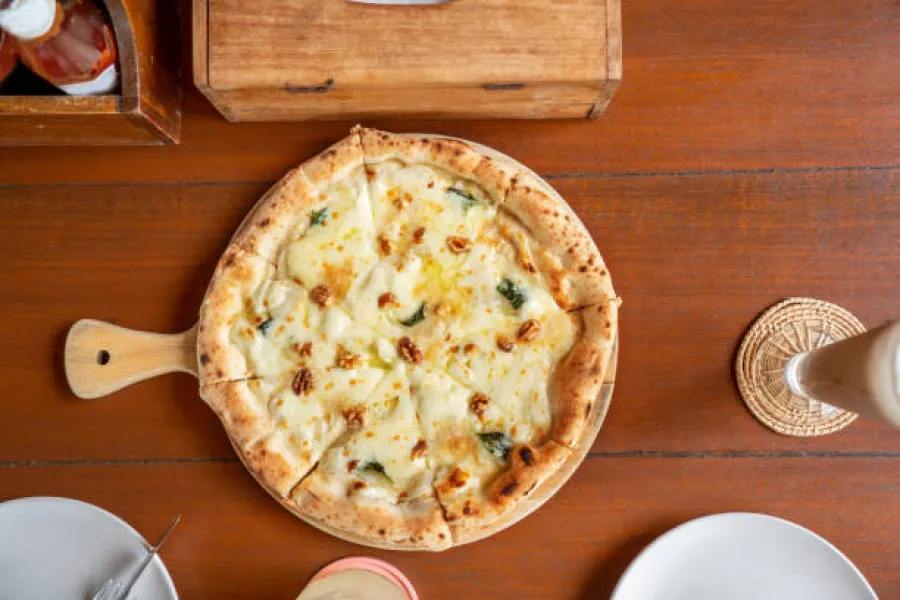 Pizza 4 fromages (Base Blanche & Noix) - Image 3