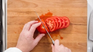 Étape 6: Lavez et coupez les tomates en rondelles fines....