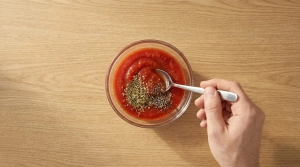 Étape 3: Versez la sauce tomate dans un bol et mélangez-la...