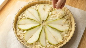 Étape 12: Parsemez les amandes effilées dans les interstice...