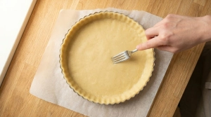Étape 7: Déroulez la pâte brisée dans votre moule à tar...