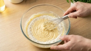 Étape 7: Incorporez délicatement les poudres à l'aide du ...