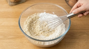 Étape 3: Dans un grand saladier, réunissez la poudre d'ama...