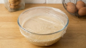 Étape 6: Filmez le saladier au contact avec du film aliment...