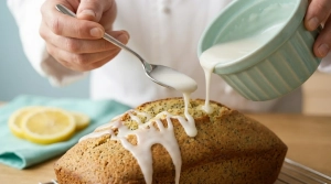 Étape 12: Faites couler le glaçage sur le dessus du cake en...