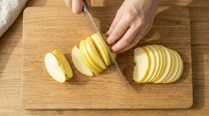 Étape 7: Coupez le reste des pommes en quartiers, retirez l...