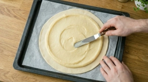 Étape 11: Étalez la crème d'amande au centre de la pâte, ...