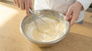 Étape 12: Incorporez délicatement la farine à l'aide du fo...