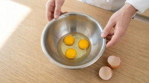 Étape 8: Dans un autre saladier, cassez les œufs entiers....