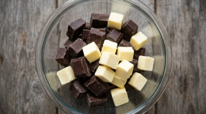 Étape 2: Concassez grossièrement le chocolat noir et coupe...