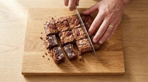 Étape 15: Une fois froid, démoulez le brownie et découpez-...