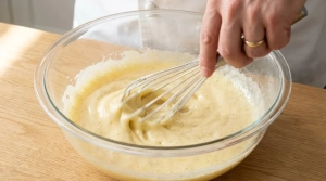 Étape 6: Dans un saladier, fouettez les œufs avec le sucre...