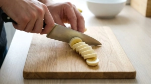 Étape 2: Pelez la banane et coupez-la en rondelles réguli�...