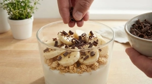 Étape 7: Parsemez les éclats de chocolat noir sur l'ensemb...