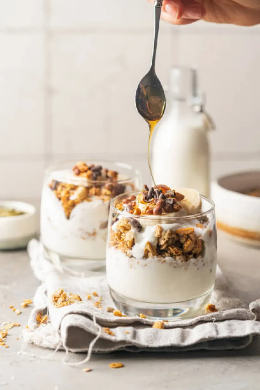Coupe de yaourt, granola et miel - Image 2