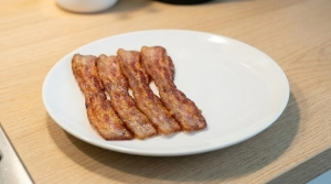 Étape 10: Disposez généreusement les tranches de bacon cro...