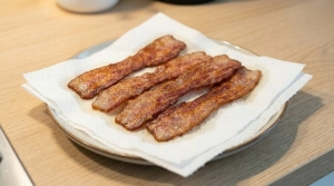 Étape 4: Débarrassez le bacon sur une assiette recouverte ...