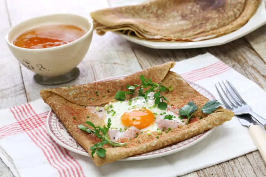 Galette complète bretonne (œuf, jambon, emmental) - Image 2