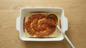 Étape 16: Étalez une couche généreuse de sauce bolognaise...