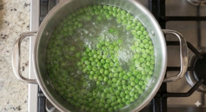 Étape 11: Faites cuire les petits pois dans une casserole d'...