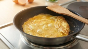 Étape 7: Lorsque l'omelette est encore un peu "baveuse" (hu...
