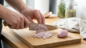 Étape 4: Ciselez très finement les échalotes sur votre pl...