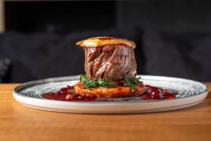 Tournedos Rossini revisité, épinards et sauce aux fruits rouges