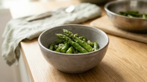 Étape 5: Réservez les asperges hors du feu dans une petite...