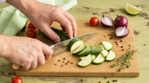 Étape 2: Sur une planche à découper, lavez les courgettes...