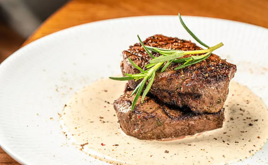 Filet de bœuf au poivre et sa sauce onctueuse - Image 2