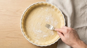 Étape 2: Déroulez la pâte brisée dans le moule et piquez...