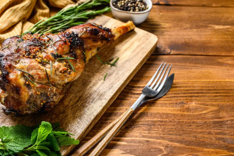 Gigot d'agneau rôti à la moutarde à l'ancienne, ail et romarin - Image 3