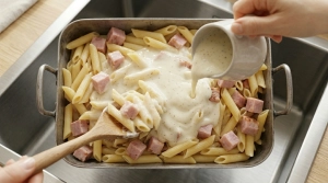 Étape 10: Versez généreusement la sauce béchamel par-dess...
