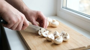 Étape 10: Pendant la cuisson, nettoyez les champignons de Pa...