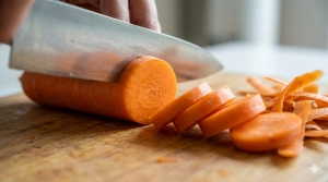 Étape 2: Épluchez les carottes et coupez-les en rondelles ...