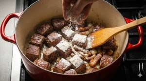 Étape 6: Remettez les morceaux de viande dans la cocotte av...