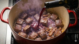 Étape 7: Versez le vin rouge dans la cocotte pour déglacer...