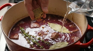 Étape 8: Ajoutez l'eau et le cube de bouillon de bœuf émi...