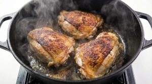 Étape 10: Placez les morceaux de coq dans la cocotte bien ch...