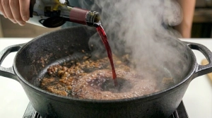 Étape 15: Versez progressivement le vin rouge tout en gratta...
