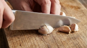 Étape 4: Écrasez les gousses d'ail avec le plat de la lame...