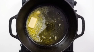 Étape 6: Dans une grande cocotte en fonte, faites chauffer ...