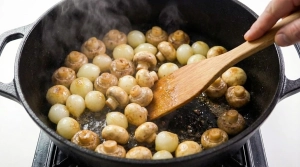Étape 8: Incorporez les oignons grelots et les champignons ...