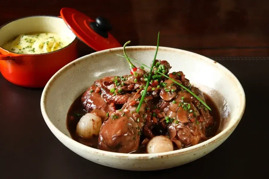 Coq au vin traditionnel